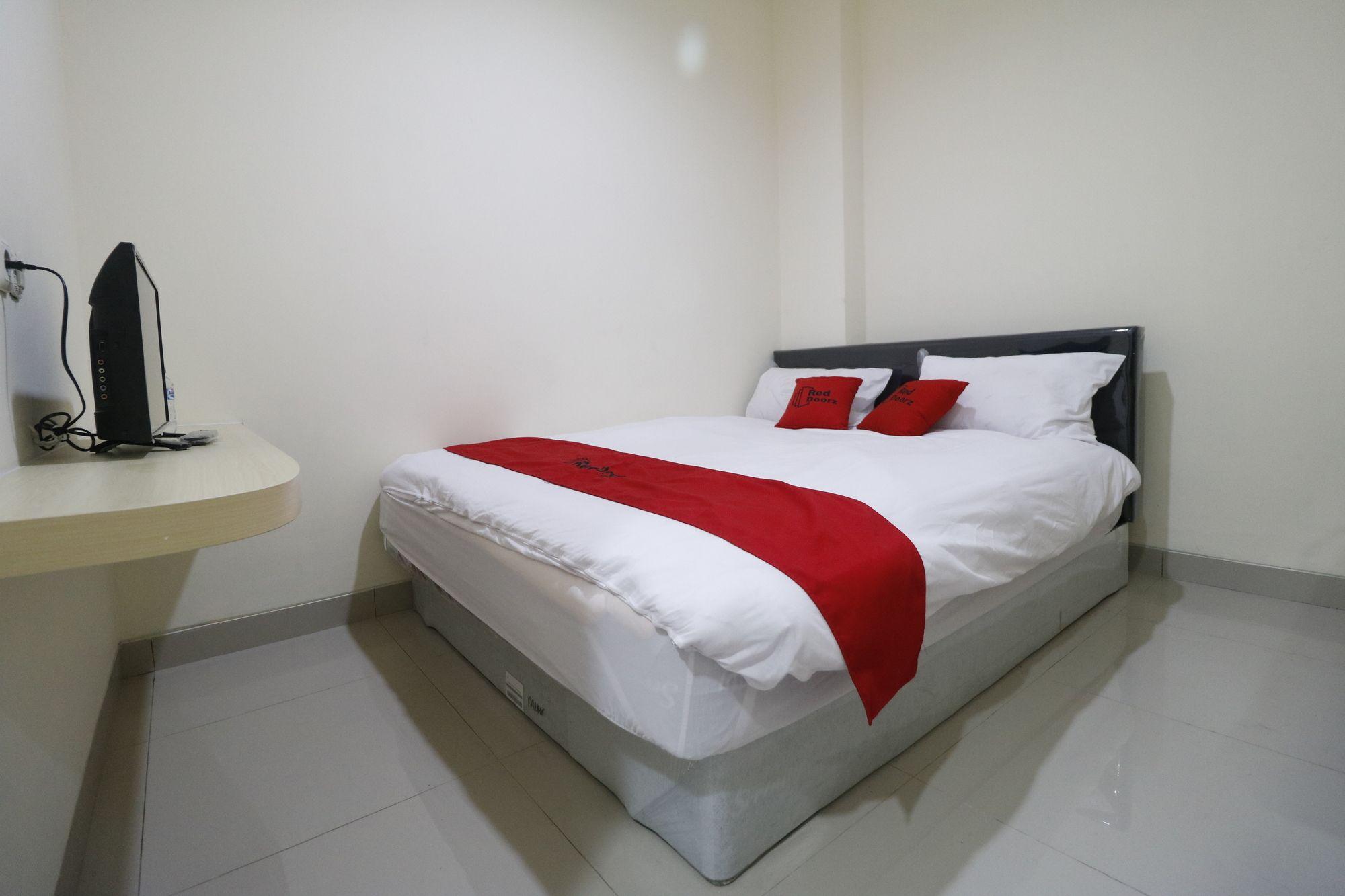 Reddoorz Plus Near Mall Ciputra Yakarta Exterior foto